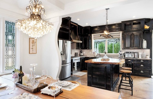 Newport House | Bellevue Lake View | Magazine-Featured Villa