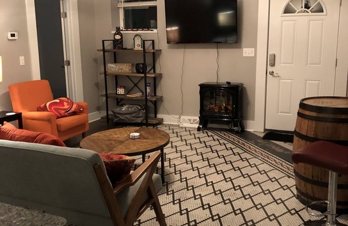 Bellevue Apartment | Bellevue's Hidden Treasure- 5 min to Cinti- First Floor -2BR 1BA