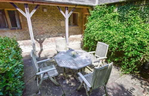 Inchbrook House | Bellhouse - sleeps 8 guests in 4 bedrooms