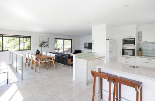 Noosa Heads House | Belli Street by Noosa Secret Destinations - Short Walk to Hastings St
