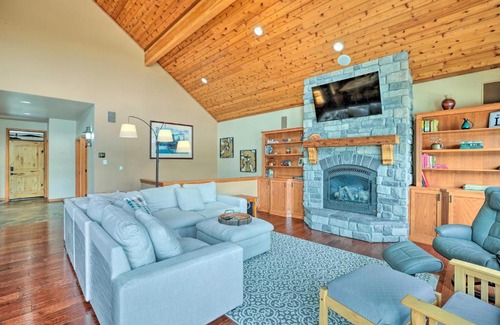 Sedro-Woolley House | Bellingham Area Getaway on Lake with Hot Tub!