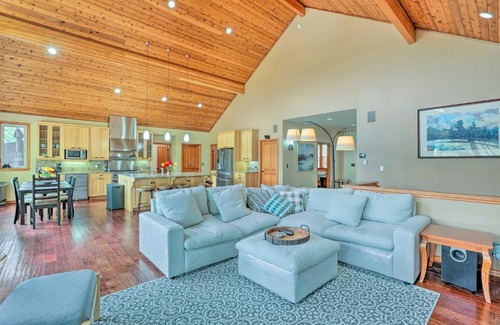 Sedro-Woolley House | Bellingham Area Getaway on Lake with Hot Tub!