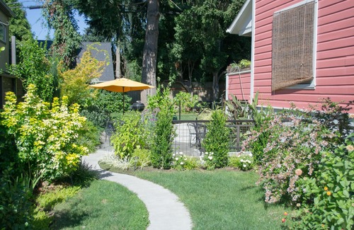 Belmont Apartment | Belmont/Hawthorne Urban Retreat