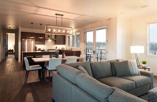 Bend House | Bend Beauty ~ free concert shuttle ~ modern ~ soaking tub ~ resort access ~ NEW!