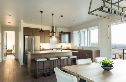 Bend House | Bend Beauty ~ free concert shuttle ~ modern ~ soaking tub ~ resort access ~ NEW!