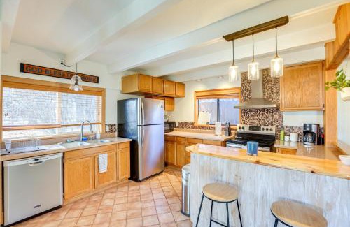 Deschutes River Woods House | Bend Home with Fire Pit, 4 Mi to High Desert Museum!