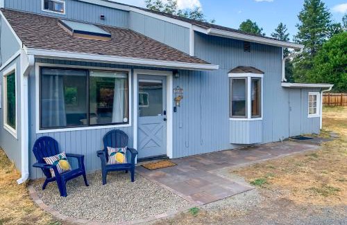 Deschutes River Woods House | Bend Home with Fire Pit, 4 Mi to High Desert Museum!