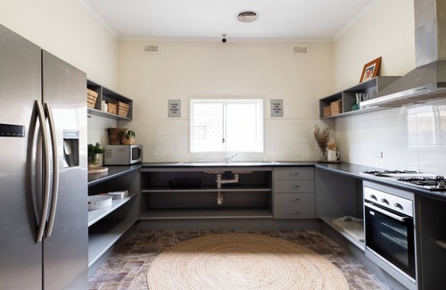 Bendigo House | Bendigo Backpackers. Rooms and facilities. Rooms are booked individually.