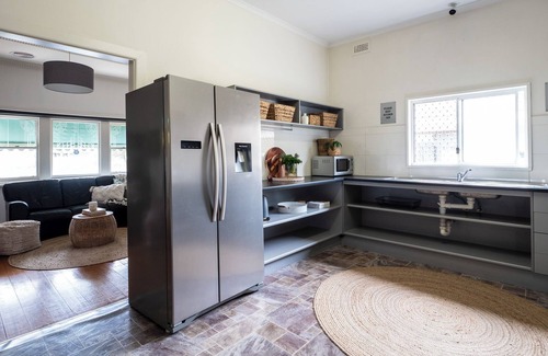 Bendigo House | Bendigo Backpackers. Rooms and facilities. Rooms are booked individually.