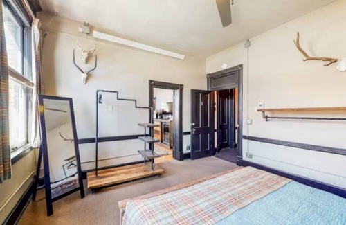Silverton Hotel | Benson Lodge Room - 1