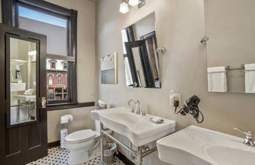 Silverton Hotel | Benson Lodge Room - 1