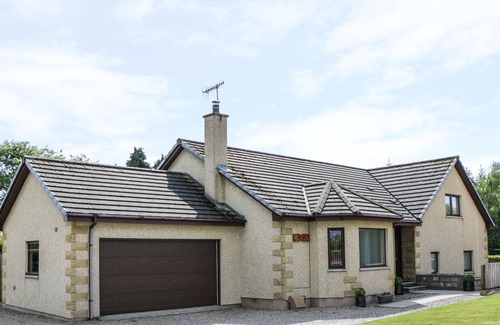 Marybank Cottage | BENVIEW HOUSE, pet friendly, with a garden in Muir Of Ord