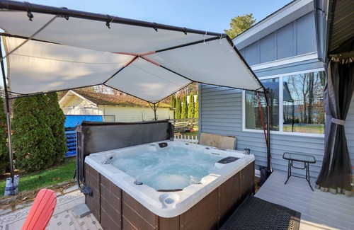 Pittsfield House | Berkshires Lake View, Hot Tub, Large Open Great Room, Lrg Kitchen