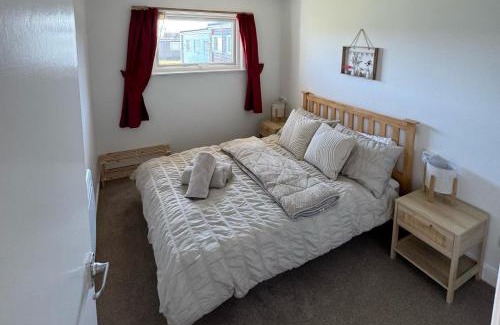 Great Yarmouth Ski Chalet | Bermuda Holiday Park Chalet Close To Beach