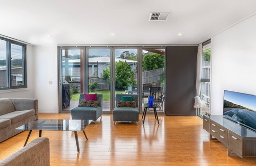 Berry House | Berry Hills Escape - Pet Friendly Home with Views of the Escarpment