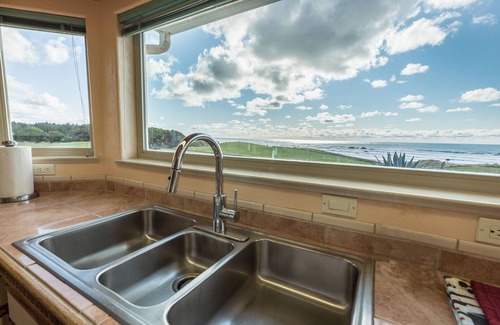 Bandon House | Best Beach Front House in Bandon, Ocean View Spa, Fireplace, Golf, Fishing,