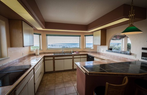 Bandon House | Best Beach Front House in Bandon, Ocean View Spa, Fireplace, Golf, Fishing,