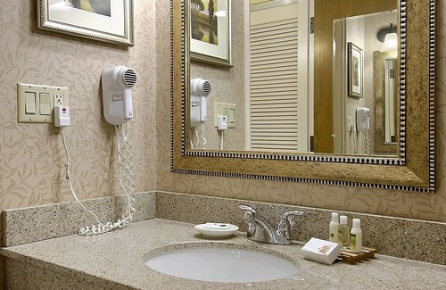 Wenatchee Resort | Best Choice! 3 Spacious Units, With Outdoor Pool and Free Parking!