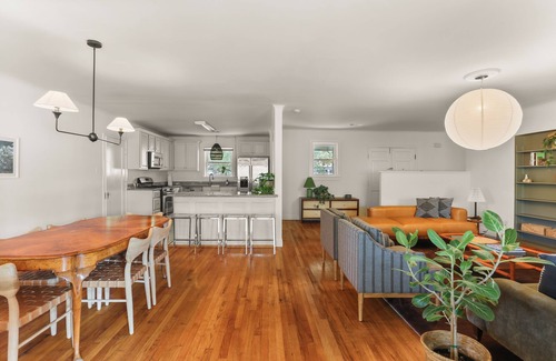 Faubourg Delassize Apartment | Best Garden District Location - Steps to Street Car!
