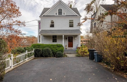 Greenwich Apartment | Best hotel alternative for big group, near train