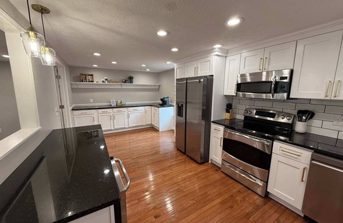 Roselawn Finance House | Best in show. Pool. Bar. Pool Table. Basketball.