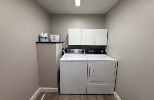 Roselawn Finance House | Best in show. Pool. Bar. Pool Table. Basketball.