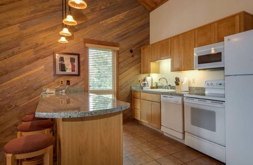 Bend Condo | Best Location and layout at 7th Mountain 1024 SF 2 Bed/2 Bath - Pet Friendly