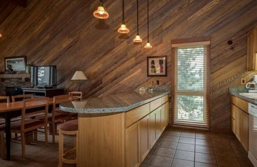 Bend Condo | Best Location and layout at 7th Mountain 1024 SF 2 Bed/2 Bath - Pet Friendly