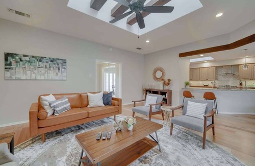 Buckingham House | Best of Richardson | 5BD/3BA with Pool, Patio, BBQ