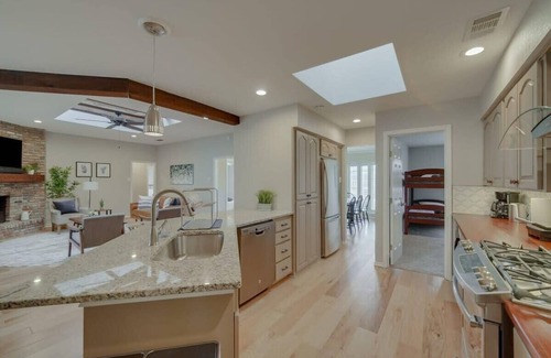 Buckingham House | Best of Richardson | 5BD/3BA with Pool, Patio, BBQ