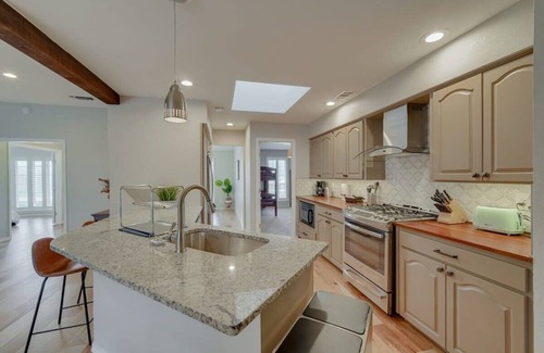 Buckingham House | Best of Richardson | 5BD/3BA with Pool, Patio, BBQ
