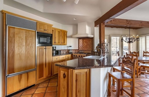 Cave Creek Hotel | Best Place to Unwind! Free Parking, Full Kitchen, Swimming Pool!