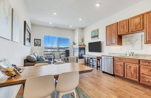 Kimball Junction House | BEST VIEWS in Newpark Terrace! 2Bed/2Bath- hiking & mountain biking steps away.