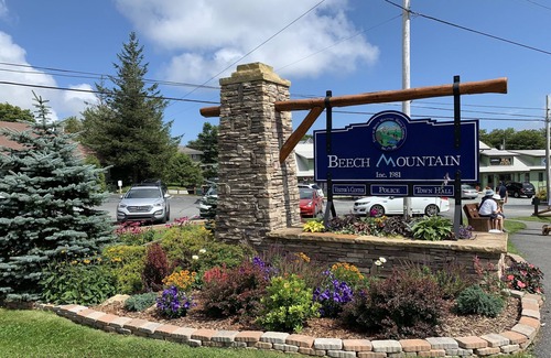 Southcrest Condo | BEST VIEWS⛰& LOCATION-WALK to RESTAURANTS/FRED’s 🛒/SLOPES⛷ & sledding hill🛷