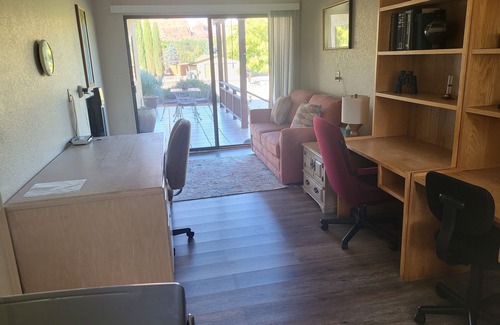 Oak Creek House | BEST VIEWS! Near Hiking/Biking Trails, Golfing, Wine Tasting, Swimming, Spas
