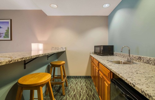 Manchester Hotel | Best Western Plus Executive Court Inn & Conference Center