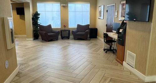 Kenwood Hotel | Best Western PLUS Hannaford Inn & Suites