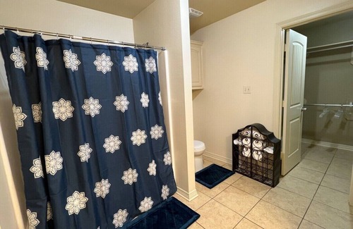 Tyler Apartment | BestStays@Sapphire- a Duplex Near Hospitals large groups ok.TVs in all roomsnn