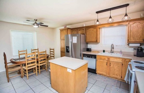 Lubbock House | Bethel Nest with BBQ Grill, Jet Tub, Walk in Shower.
