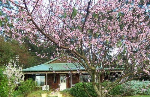 Metricup Cottage | Bettenays by The lake. A 3 bedroom self contained chalet with secluded views.