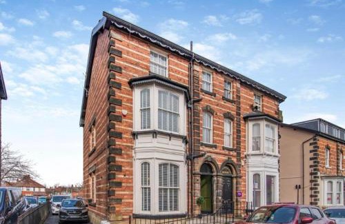 Harrogate City Centre Apartment | Betty's Townhouse- Luxury 2 Bed Appt With Parking