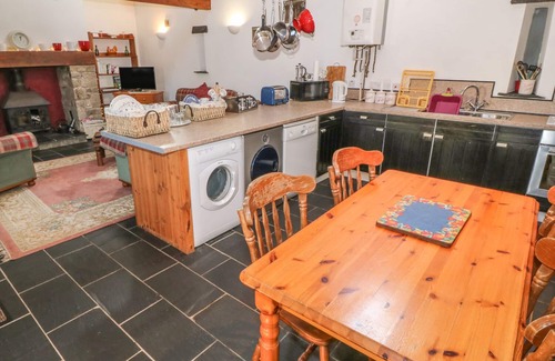 Brynrefail Cottage | BEUDY BACH, pet friendly, character holiday cottage in Y Felinheli