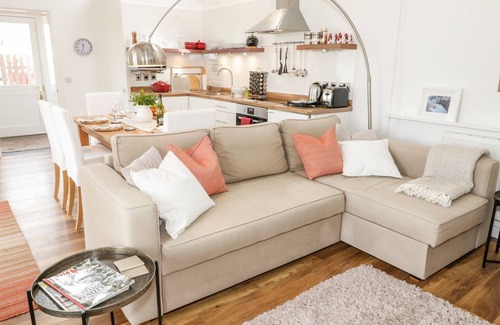 Penisarwaun Cottage | BEUDY HYWEL, pet friendly, character holiday cottage in Llanrug