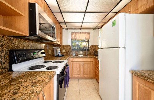 Marathon Cottage | BF Beach Front villa Pool Beach Dock Ocean Sleeps 6 W&D Kitchen Parking WiFi BBQ