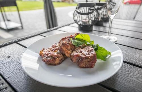 Ostrowsko Bed & Breakfast | Biały Jeleń z basenem i jacuzzi