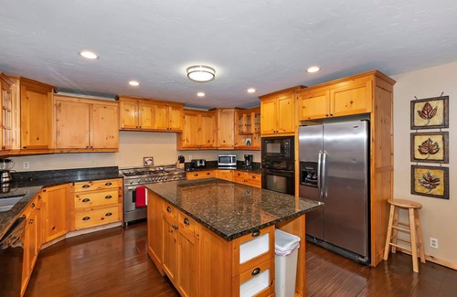 Summit Estates Cabin | Big 10 Luxury Cabin with HotTub