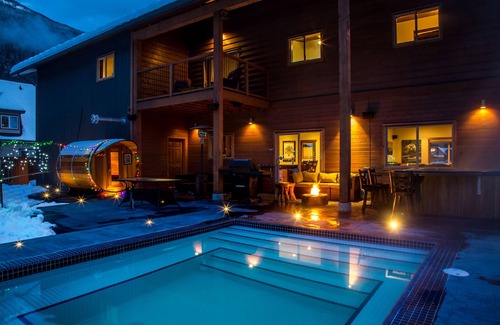 Revelstoke House | Big Bear Chalet and spa