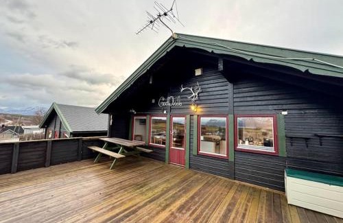 Jægervatnet House | Big cabin in Lyngen Fjords
