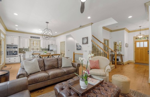 Big Canoe House | Big Canoe Home - Walk to Beach Club! Light-filled and spacious.