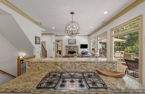 Big Canoe House | Big Canoe Home - Walk to Beach Club! Light-filled and spacious.